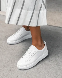 White Sneakers: The Icon of Versatility